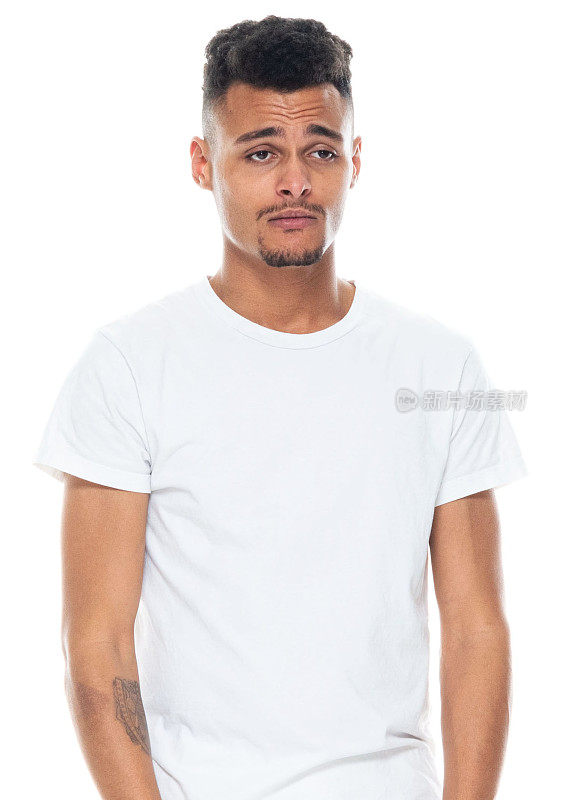 非裔美国人年轻男性穿着衬衫站在白色背景前
