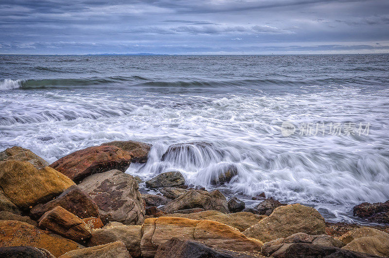 海浪冲击着布满岩石的海岸线