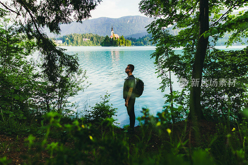 女人旅行者探索风景优美的湖在朱利安阿尔卑斯山，斯洛文尼亚