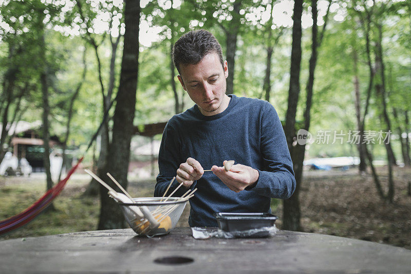 准备烧烤食物的男人