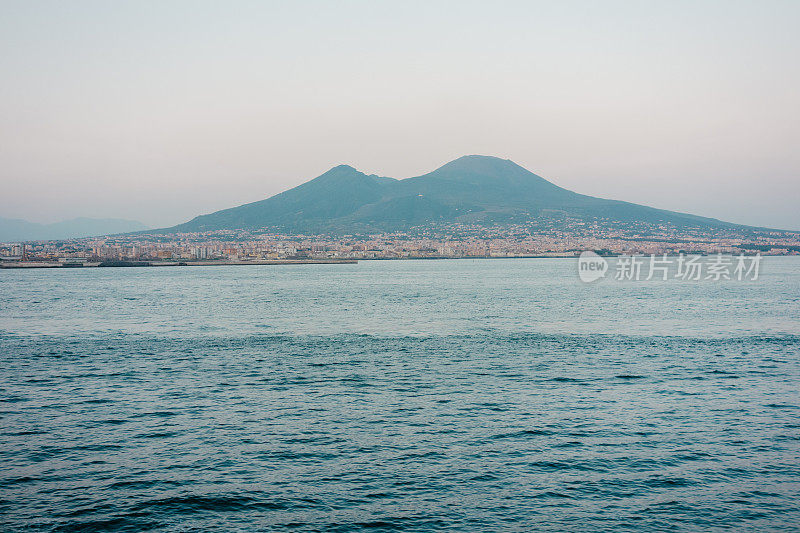 蓝色柔和的风景与日落维苏维奥，那不勒斯，意大利