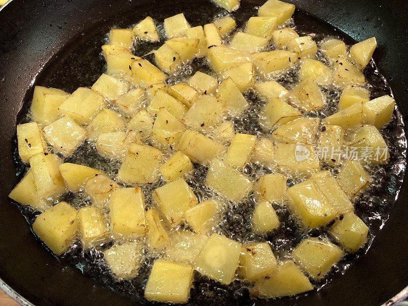 土豆片在平底锅里用油煎