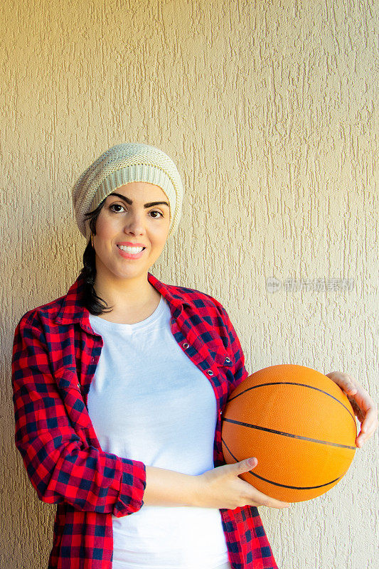年轻女子拿着篮球