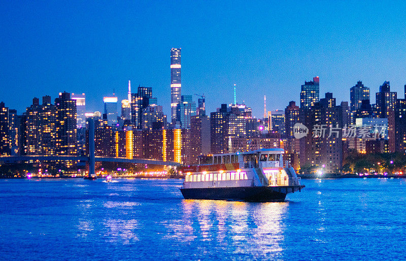 黄昏时分的曼哈顿天际线和东河上的渡船
