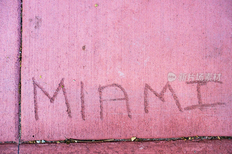“迈阿密”写在人行道上