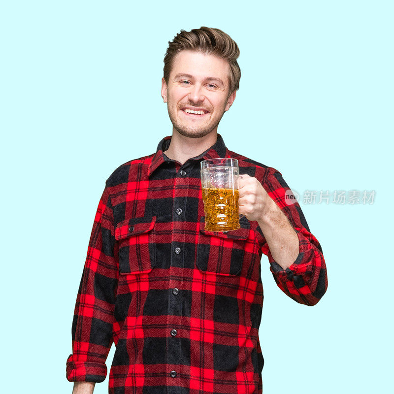 白人男性庆祝祝酒词在蓝色背景穿着纽扣衬衫和拿着啤酒杯