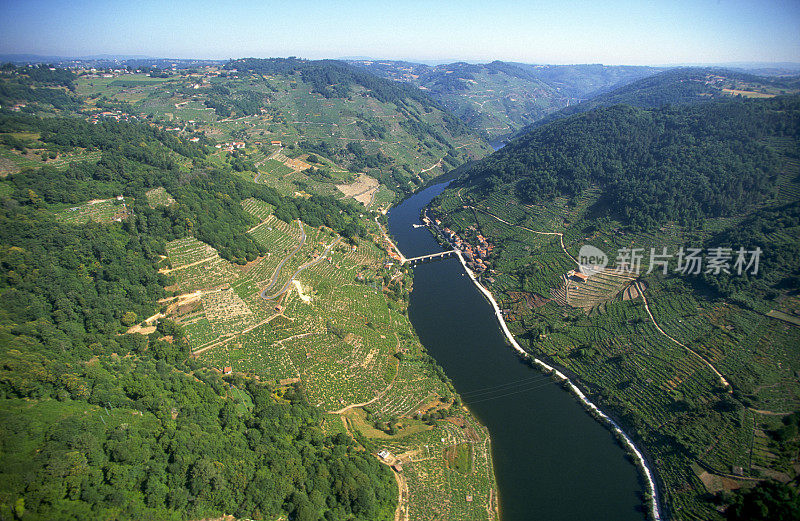 航拍的Mi?o河在Ribeira sacra地区在西班牙加利西亚