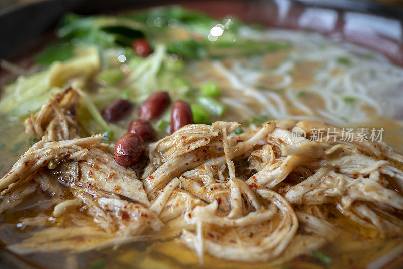 中式自制米粉:加菠菜、鸡肉丝和芝麻酱