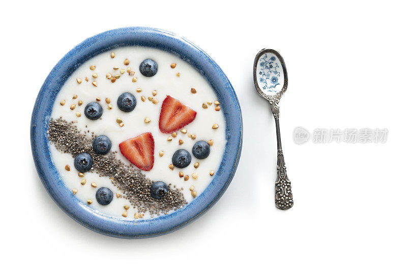 自制酸奶蓝碗健康早餐与奇亚草莓，黑莓他孤立在白色
