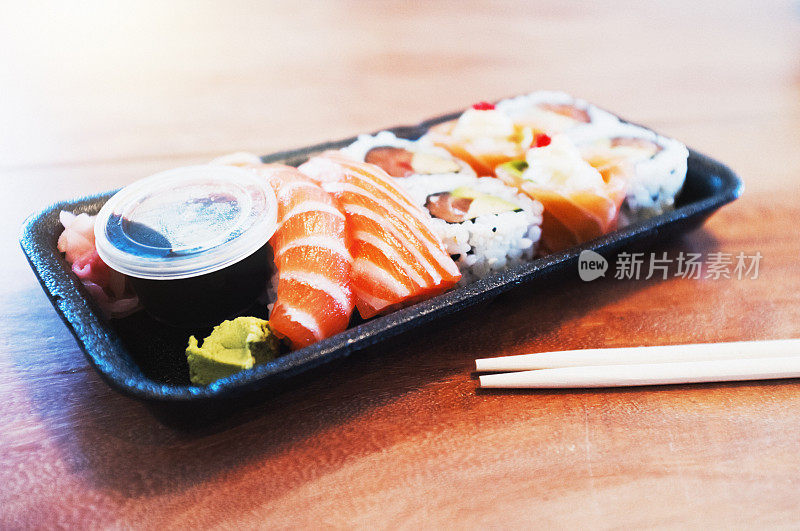一盒美味的外带三文鱼寿司，随时可以吃