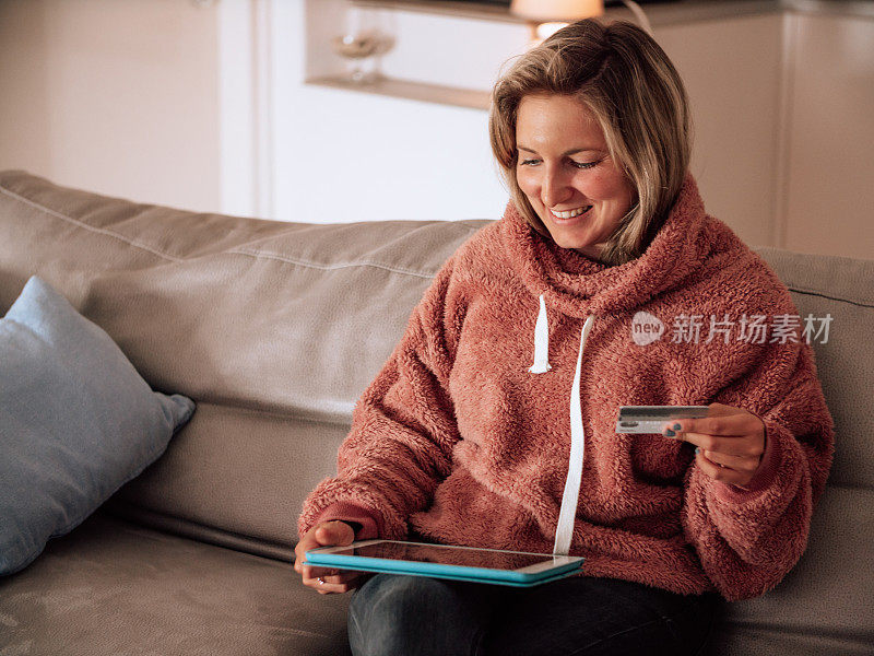 女人在家里用信用卡购物