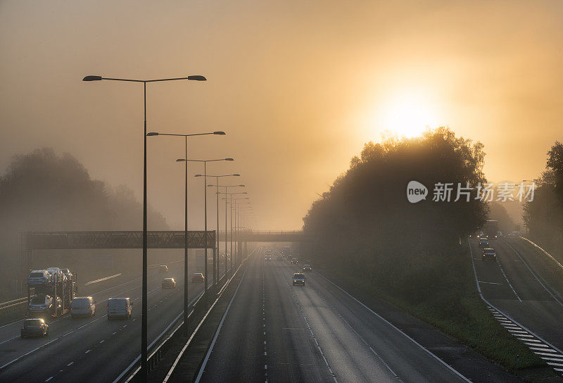 秋雾中的M40高速公路