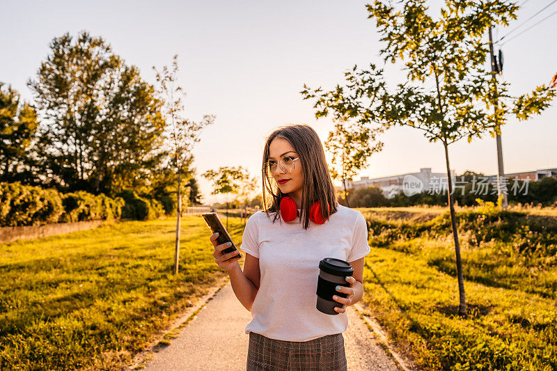 看手机短信的时髦女人