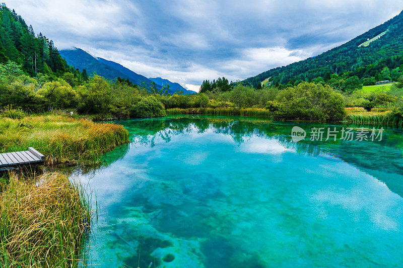 寂静的清晨，泽伦茨湖，四周是森林，绿草如茵，群山环绕。