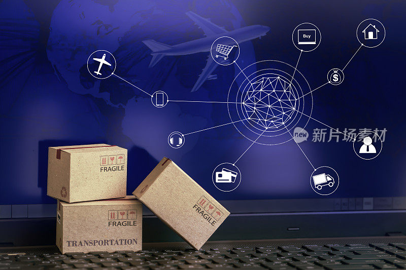 纸板箱包装的产品上的电脑笔记本背景。关于运输或全球航运或国际货运，海外贸易的概念。网上购物的概念。