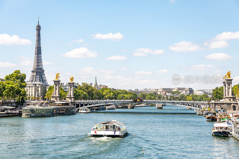 巴黎埃菲尔铁塔旁塞纳河上的船只
