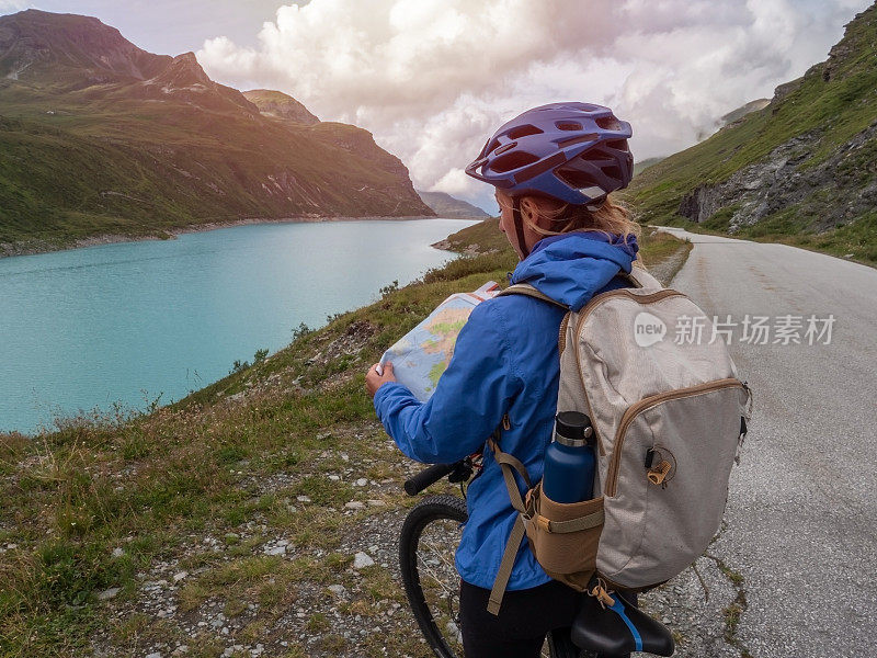 山地车停在美丽的蓝色湖畔高山小径看地图