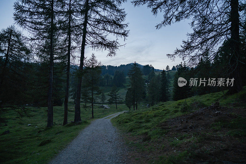 意大利白云石的夜景:朗科费尔的黑暗和月亮