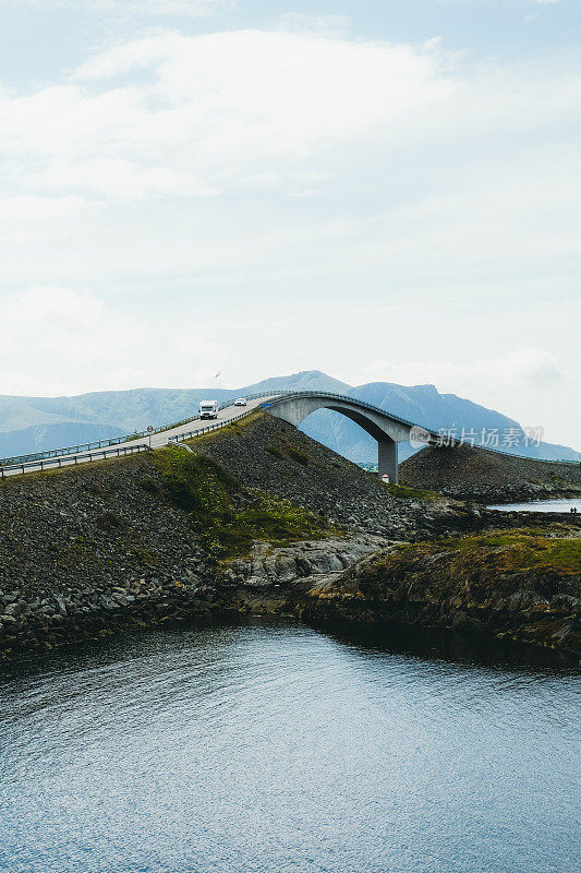 一辆露营车在挪威的大西洋路上行驶的风景