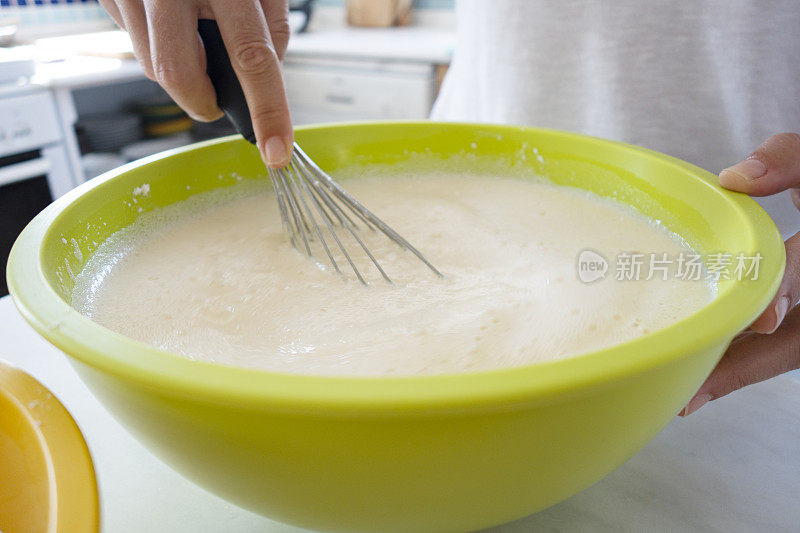 女子准备煎饼面糊