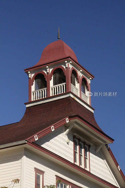 老邓杰内斯学校大楼上的钟楼