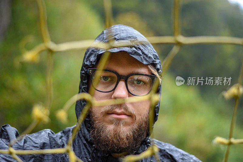 透过足球场上的球网观看暴风雨