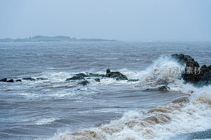 风浪冲击着苏格兰海岸