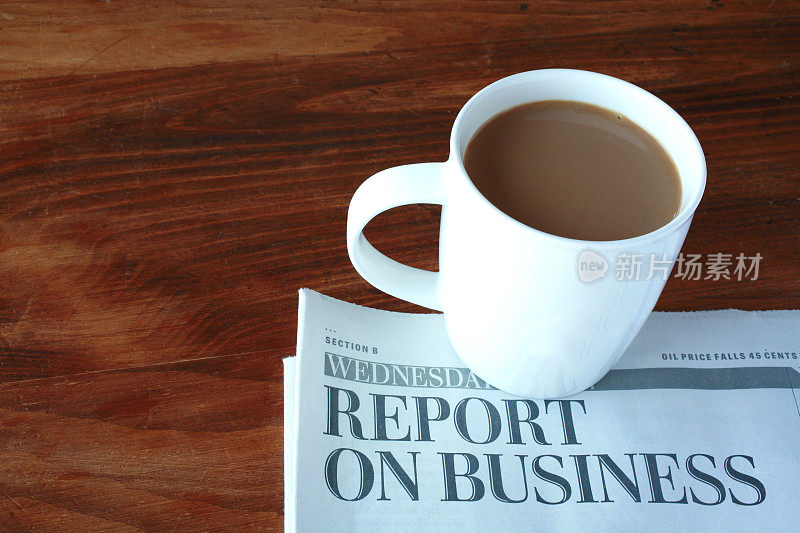 报纸和咖啡杯。