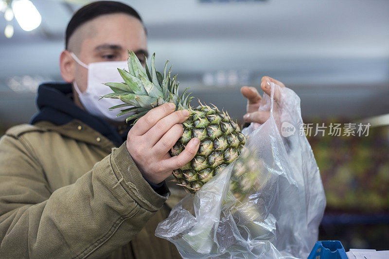 卖菠萝的年轻小贩