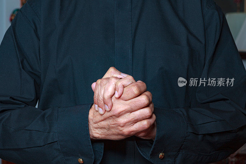 紧抱棕色皮肤的手的一个73岁的亚洲印度男性的特写
