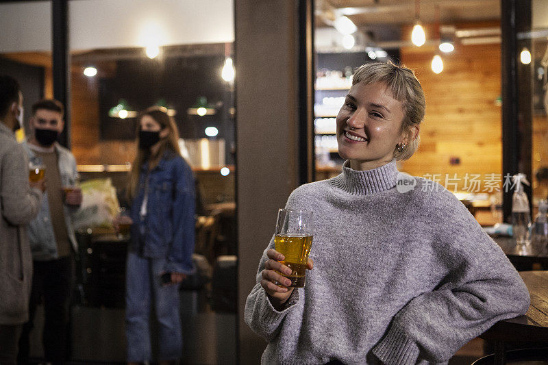 酒吧里女人的肖像