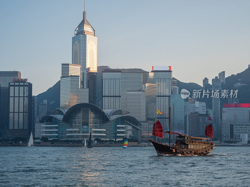 日落时分，香港维多利亚港的舢板