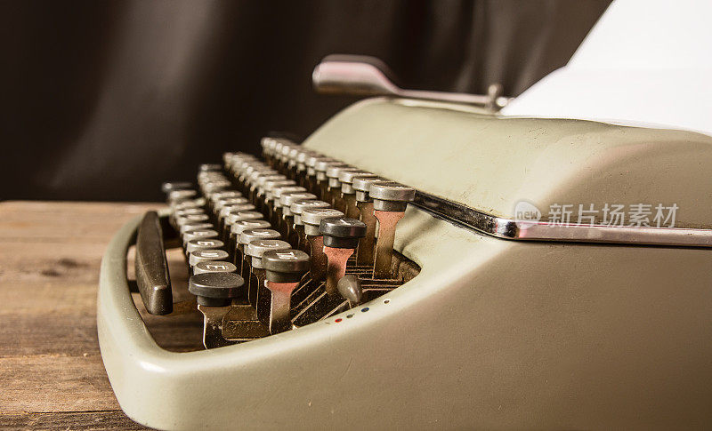 老式经典西里尔字母打字机与空白纸插入木桌子特写