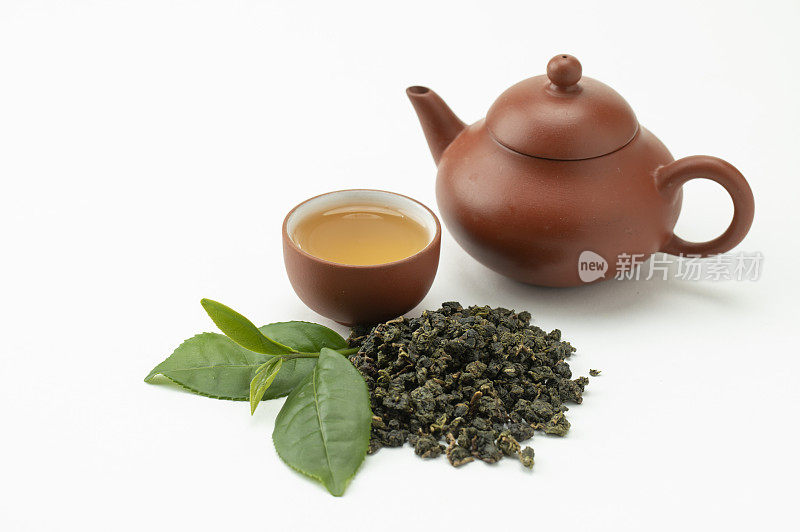 品尝着浓郁的中国茶及一心二叶的新鲜茶叶