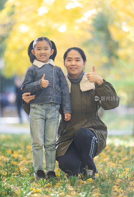 秋天里的小女孩和妈妈