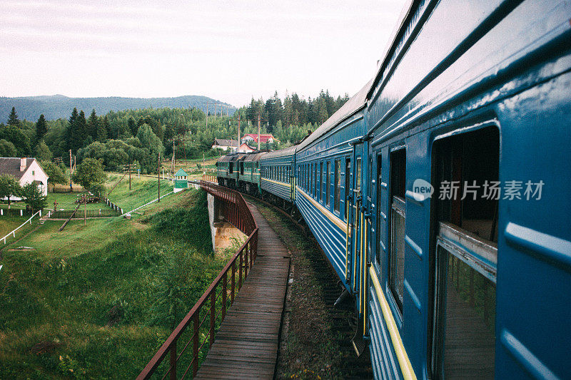 从乌克兰山区的旧火车窗口看到的风景