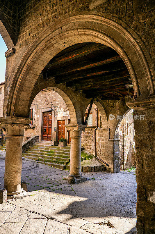 维特博圣佩莱格里诺中世纪街区的一个暗示和古老的门廊