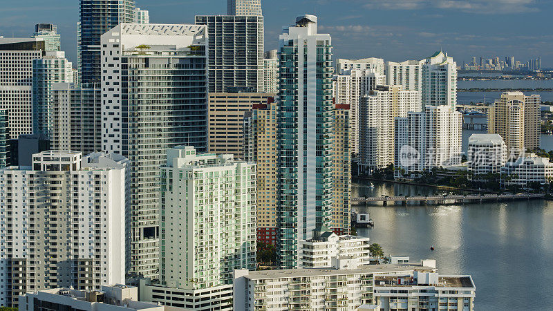 布里克尔Key和迈阿密市中心与迈阿密海滩超越-空中
