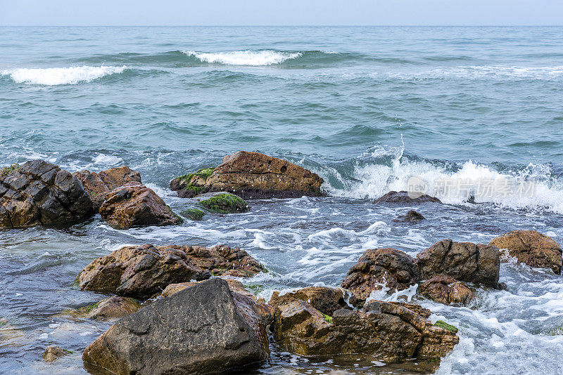 海浪拍打着海岸