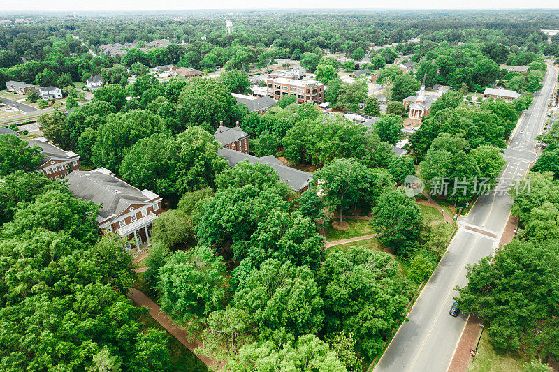 春天的大学校园上空