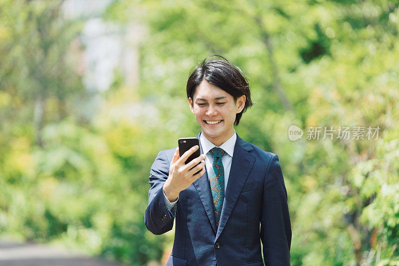 一个商人在通勤时使用智能手机的物联网图像
