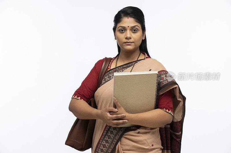 肖像印度妇女作为一个教师站在纱丽孤立的白色背景:-股票照片