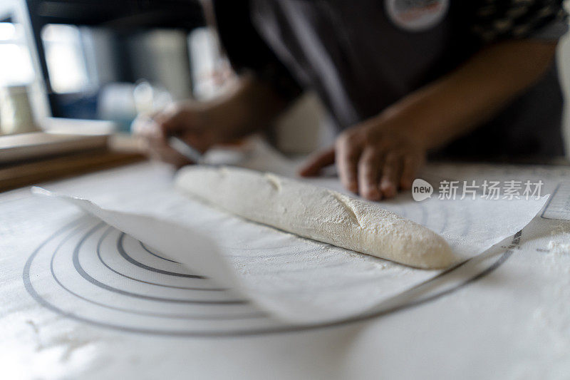 手工面包:在长棍面包上刻痕