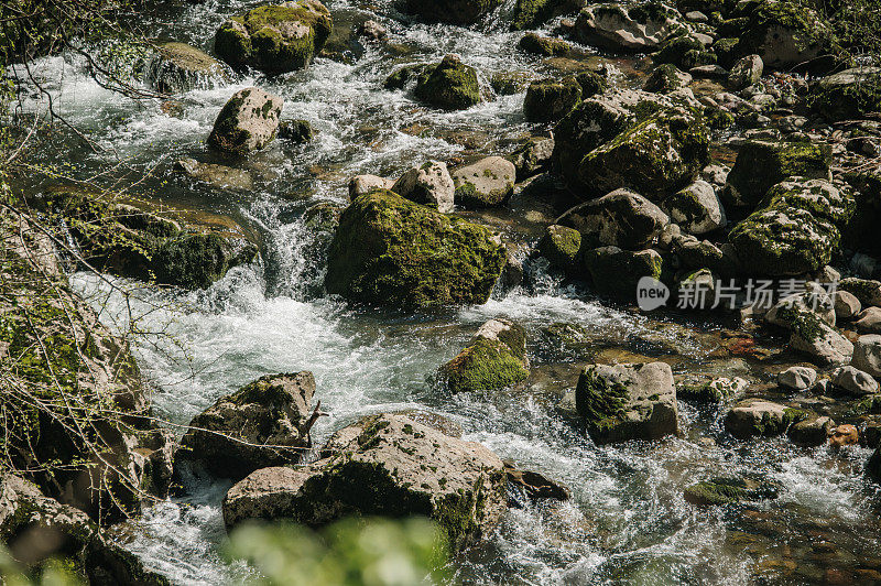 水在河里流动的细节