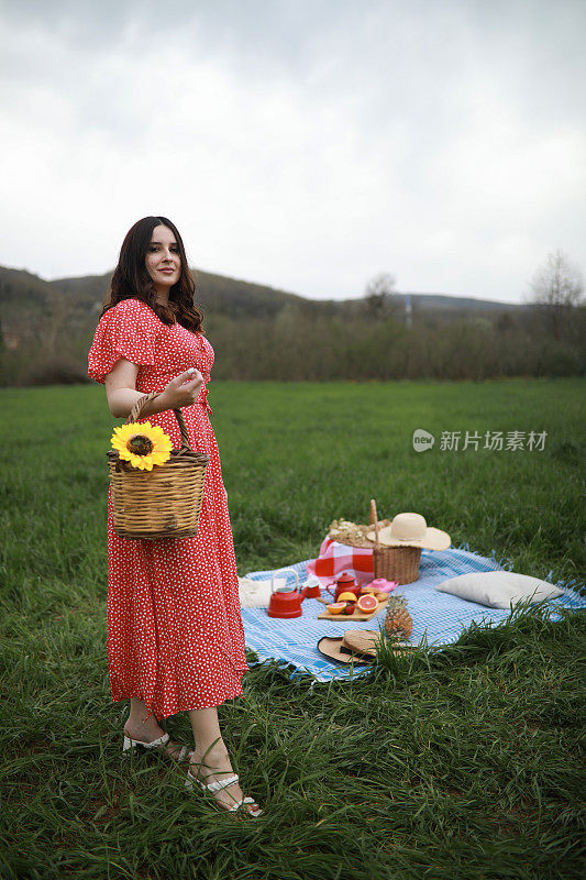 年轻女子花宝贵的时间，在大自然中野餐