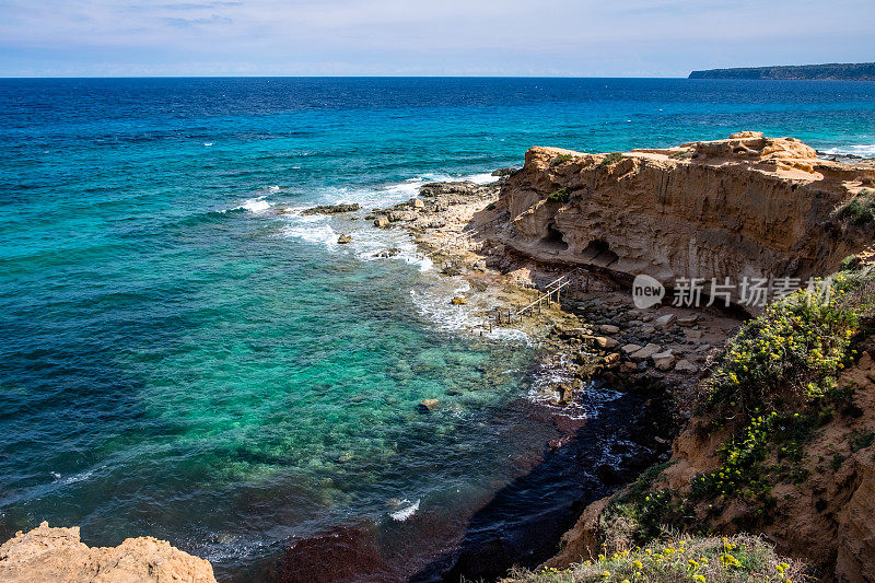 爱Embaster。桥墩凿入岩石。岩石海滩,Formentera。