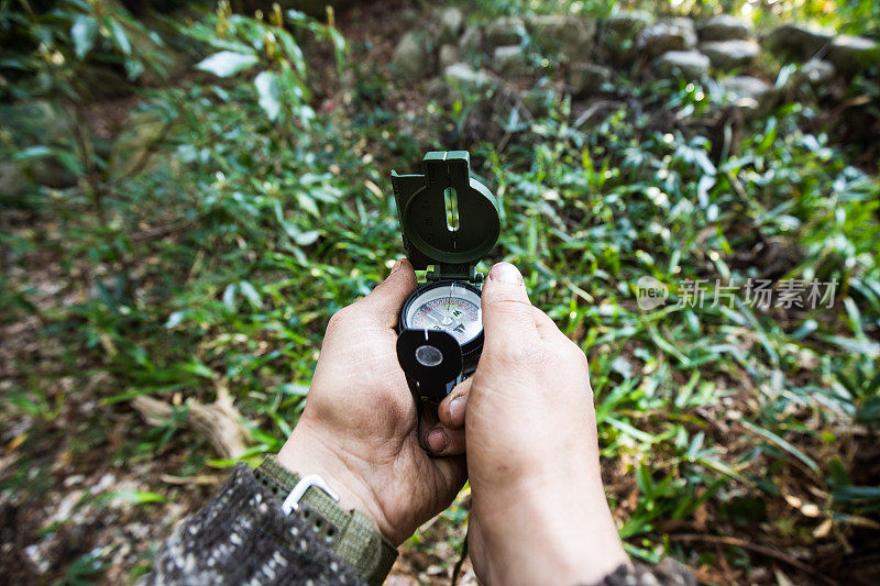 POV个人视图导航通过指南针在森林