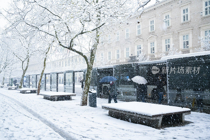 斯洛文尼亚卢布尔雅那市中心的当地汽车站正在下雪