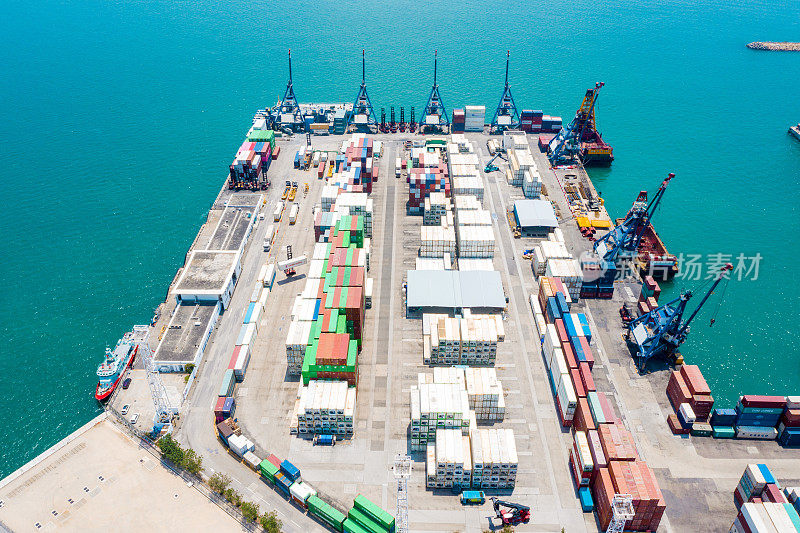 货船码头，货船码头的卸车起重机，带集装箱的工业港口，集装箱船