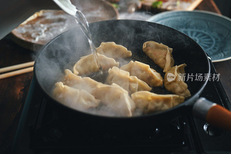 用平底锅煮日本煎饺